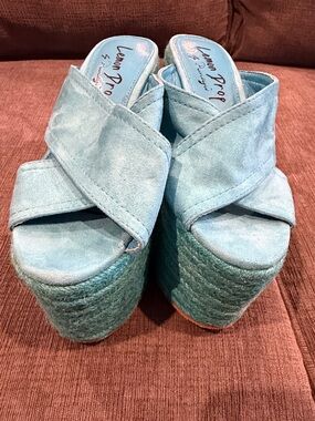 Lemon Drop Size 7 Teal Suede Platform Sandals